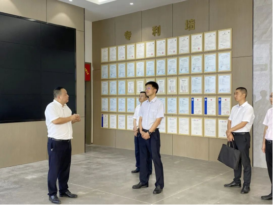 自貢市委常委、統(tǒng)戰(zhàn)部部長(zhǎng)吳進(jìn)學(xué)一行 蒞臨沃輪電氣考察調(diào)研