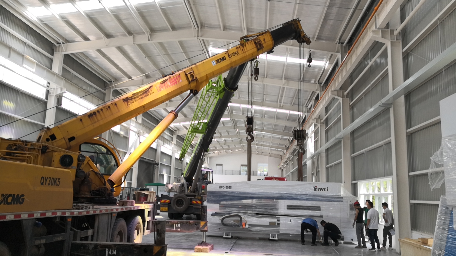 沃輪電氣項(xiàng)目一期B棟鈑金車間首批生產(chǎn)設(shè)備進(jìn)場，車間作業(yè)準(zhǔn)備工作穩(wěn)步推進(jìn)